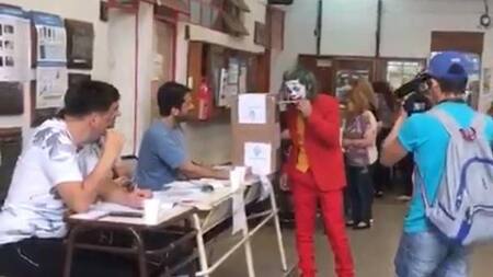 Elecciones 2019 - votación de un hombre disfrazado del Guasón
