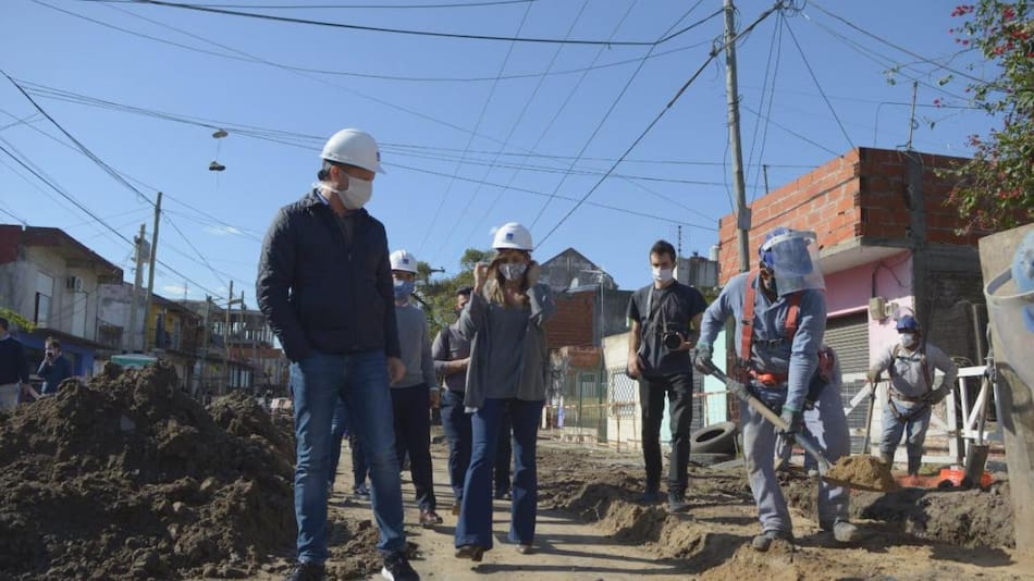 Malena Galmarini y Martín Insaurralde en obras de AYSA en Lomas de Zamora