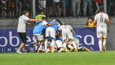 Festejo de Claypole ante Newells por la Copa Argentina. Foto: @Copa_Argentina.