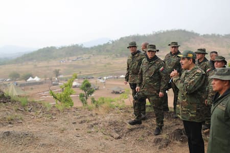 Nicolás Maduro y las Fuerzas Armadas de Venezuela. Foto: EFE / Palacio de Miraflores