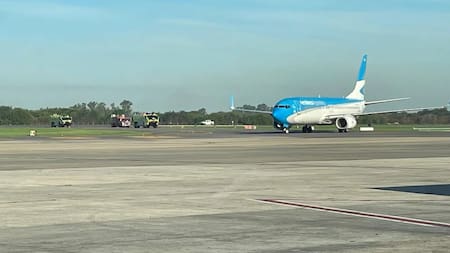 Avión de Aerolíneas Argentinas que aterrizó en emergencia en Ezeiza. Fotos gentileza de Aviacionline.