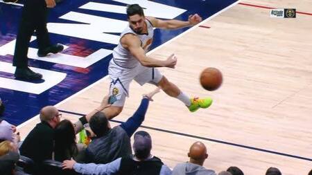 Facundo Campazzo se tiró contra los plateistas para salvar una pelota en Denver Nuggets