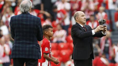 Ricardo Bochini recibió el One Club Man en el estadio de Athletic Bilbao. Foto: EFE.