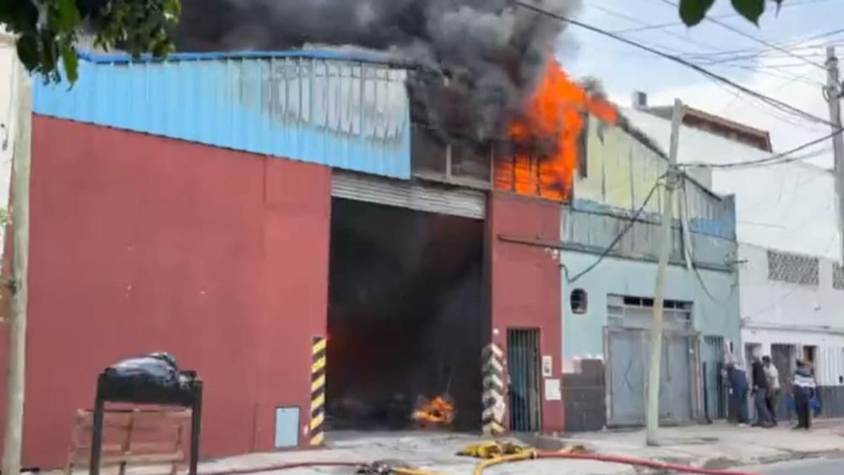 Voraz incendio en Ramos Mejía. foto captura de video Twitter @HugoPalamara