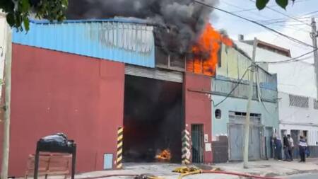 Voraz incendio en Ramos Mejía. foto captura de video Twitter @HugoPalamara