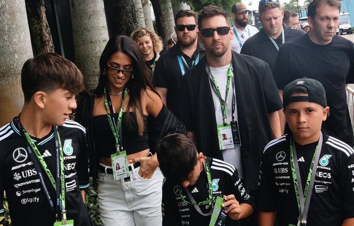 Lionel Messi junto a su esposa Antonela Roccuzzo y sus hijos Thiago, Mateo y Ciro.