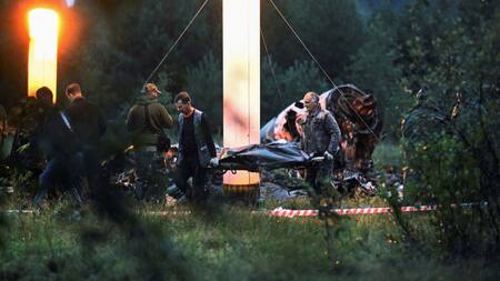Personas retirando cuerpos del avión en donde viajaba Yevgueni Prigozhin. Foto: Reuters.