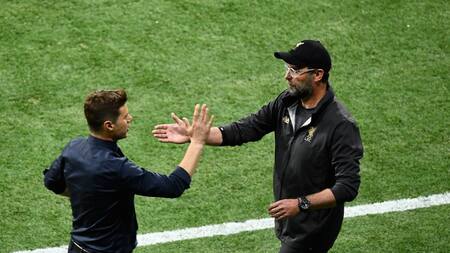 El saludo entre Mauricio Pochettino y Jürgen Klopp. Foto: NA.