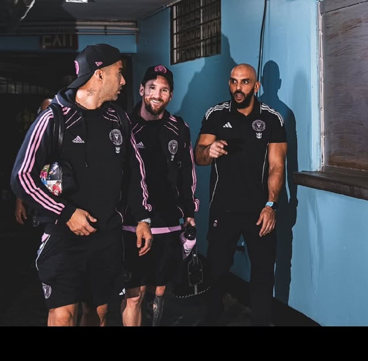Yassine Cheuko junto a Lionel Messi y Luis Suárez. Foto: Instagram @yasstcheuko