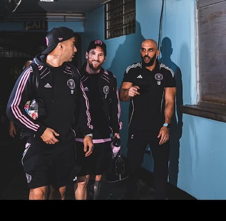 Yassine Cheuko junto a Lionel Messi y Luis Suárez. Foto: Instagram @yasstcheuko