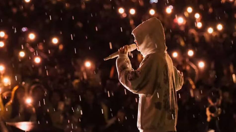 Tini suspendió su show y cantó con sus fans