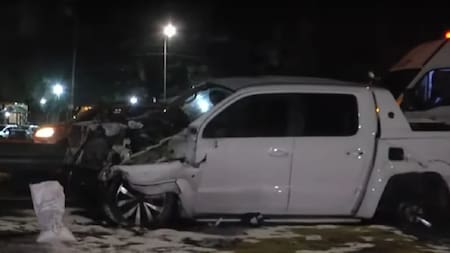 Una camioneta chocó contra un cartel de la General Paz y lo derribó. NA