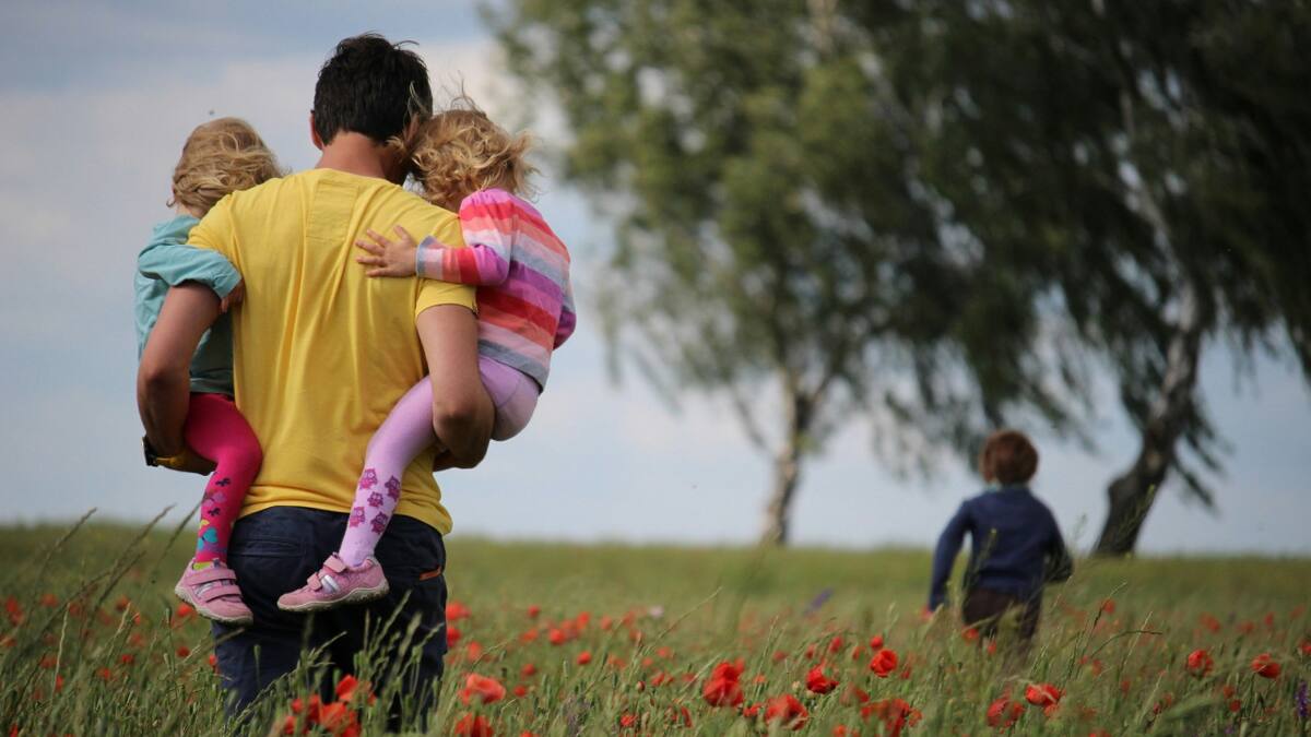 Padre, familia, hijos. Foto: Unsplash