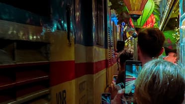 Un bar para valientes: el único lugar del mundo donde podés tomar un café en medio de las vías del tren