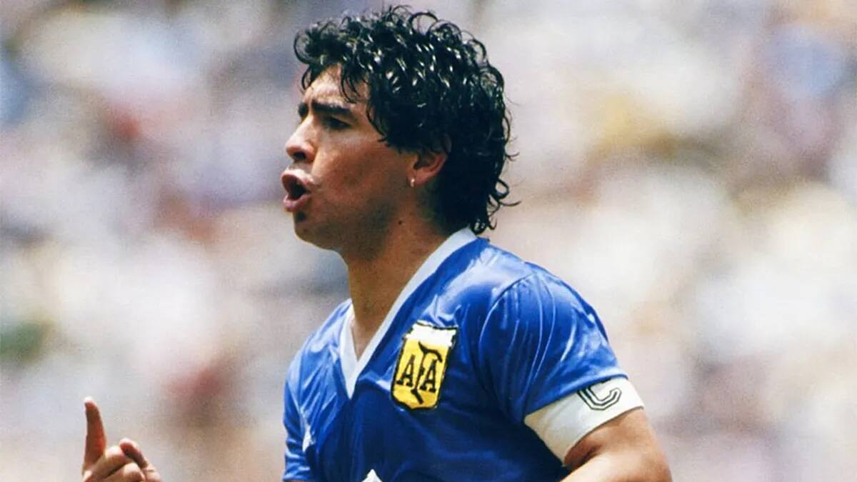 La camiseta azul con la que Diego Maradona escribió una de las páginas más gloriosas del fútbol argentino