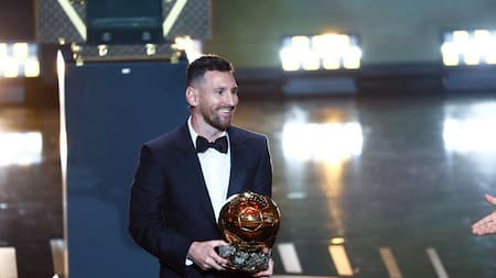 Lionel Messi con su octavo Balón de Oro. Foto: X @ballondor