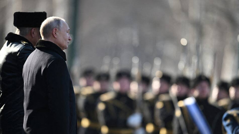 El Ejército ruso detrás de Vladímir Putin. Foto: Reuters.