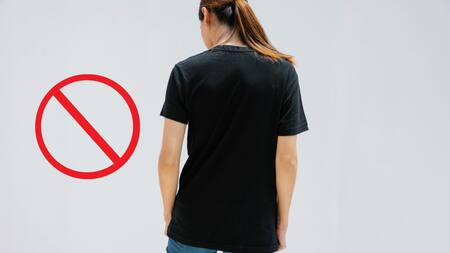 Las remeras de algodón no van más, la nueva tendencia para el invierno 2025 son los tops con diseños más arriesgados. Foto: Pexels.