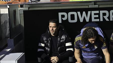 Fernando Gago junto a su ayudante Fabricio Coloccini. Foto: NA (Juan Foglia)