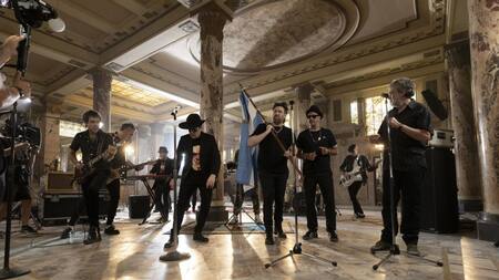 Calamaro y Auténticos Decadentes, juntos en su versión de "Costumbres Argentinas": el video completo