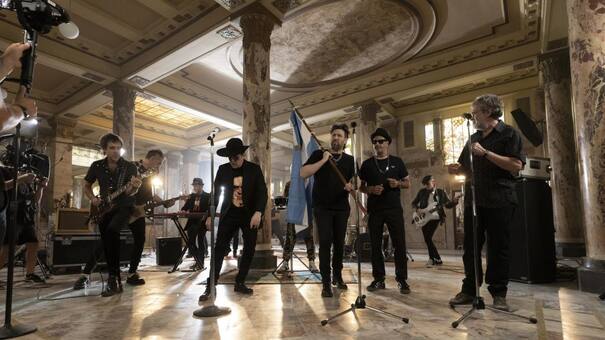 Calamaro y Auténticos Decadentes, juntos en su versión de "Costumbres Argentinas": el video completo