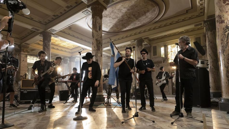Calamaro y los Autéctivos Decadentes, juntos en su versión de la canción "Costumbres Argentinas": el video completo