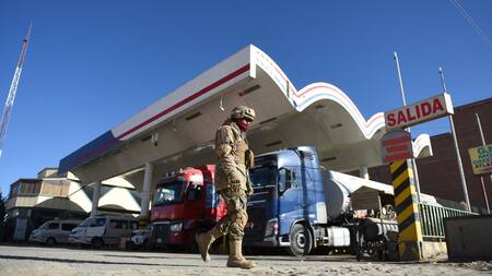 Bolivia puso a militares a controlar la venta de combustibles en estaciones de servicio. Foto: Reuters