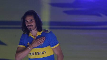 Edinson Cavani se vistió por primera vez como jugador de Boca Juniors. Foto: EFE.