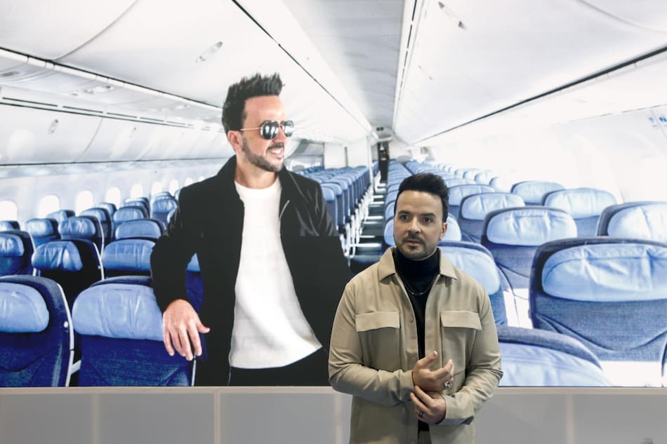 El avión que lleva el nombre de Luis Fonsi. Foto: EFE.