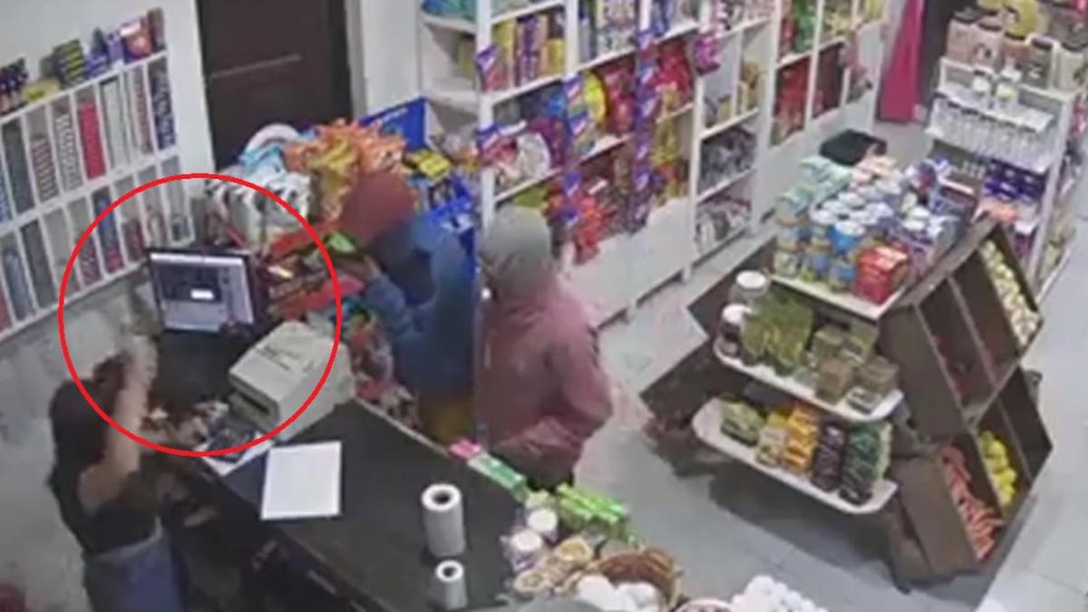 Ahuyentó a dos ladrones con un cuchillo.