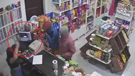 Ahuyentó a dos ladrones con un cuchillo.