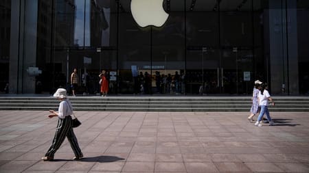 Caen las acciones de Apple por la prohibición de iPhones en China. Foto: Reuters.