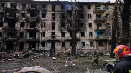 Así quedó el edificio alcanzado por los misiles en Krivi Rig. Fuente: EFE.
