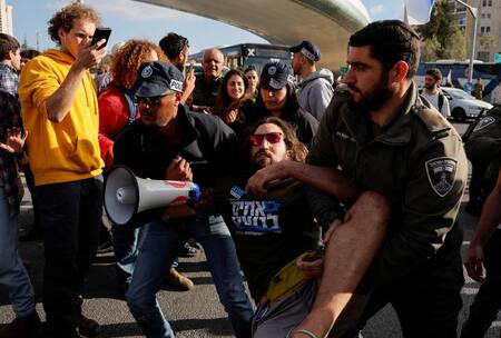 Represión a manifestantes. Foto: Reuters.