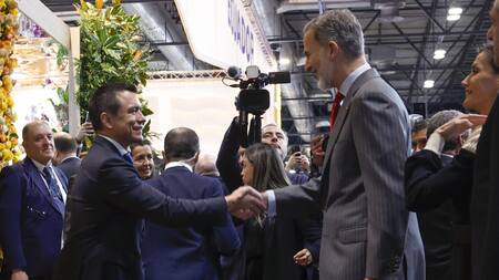 El presidente de Ecuador, Daniel Noboa posa con el rey Felipe VI en el stand de su país durante la inauguración de Fitur 2024. Foto: EFE