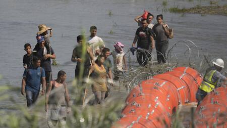 Boyas ubicadas en el río Bravo por el gobierno de Texas. Foto: Reuters