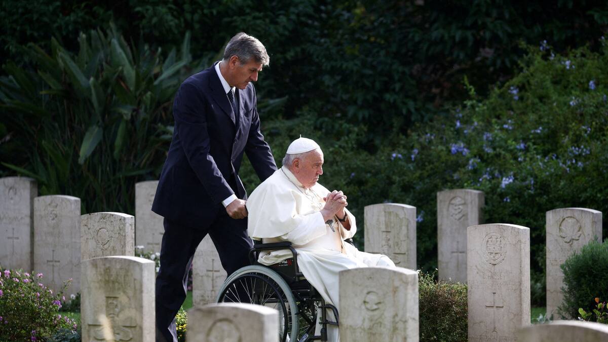 Papa Francisco en silla de ruedas. Foto: Reuters.