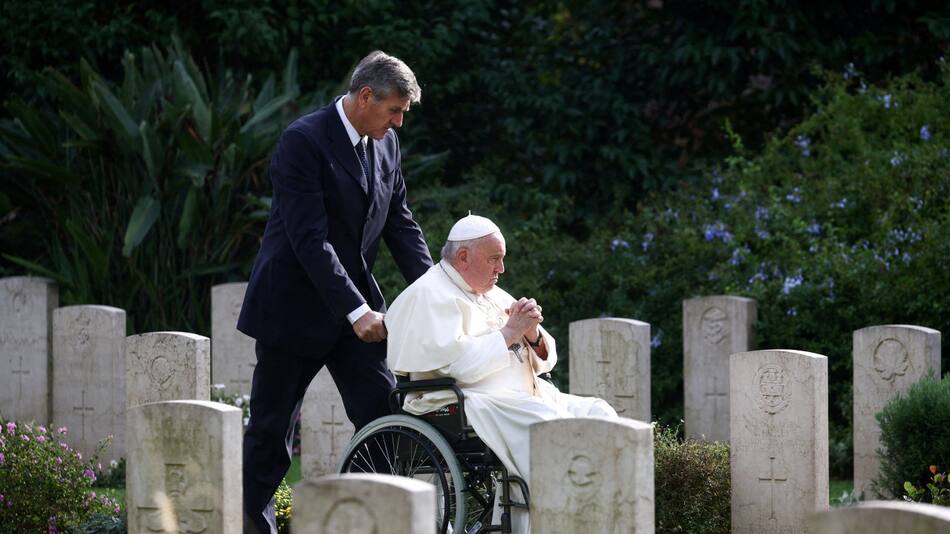 Papa Francisco en silla de ruedas. Foto: Reuters.