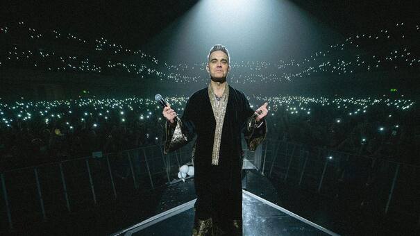 "Se consideraba una bruja blanca": Robbie Williams contó que su madre lo obsesionó con los OVNIS