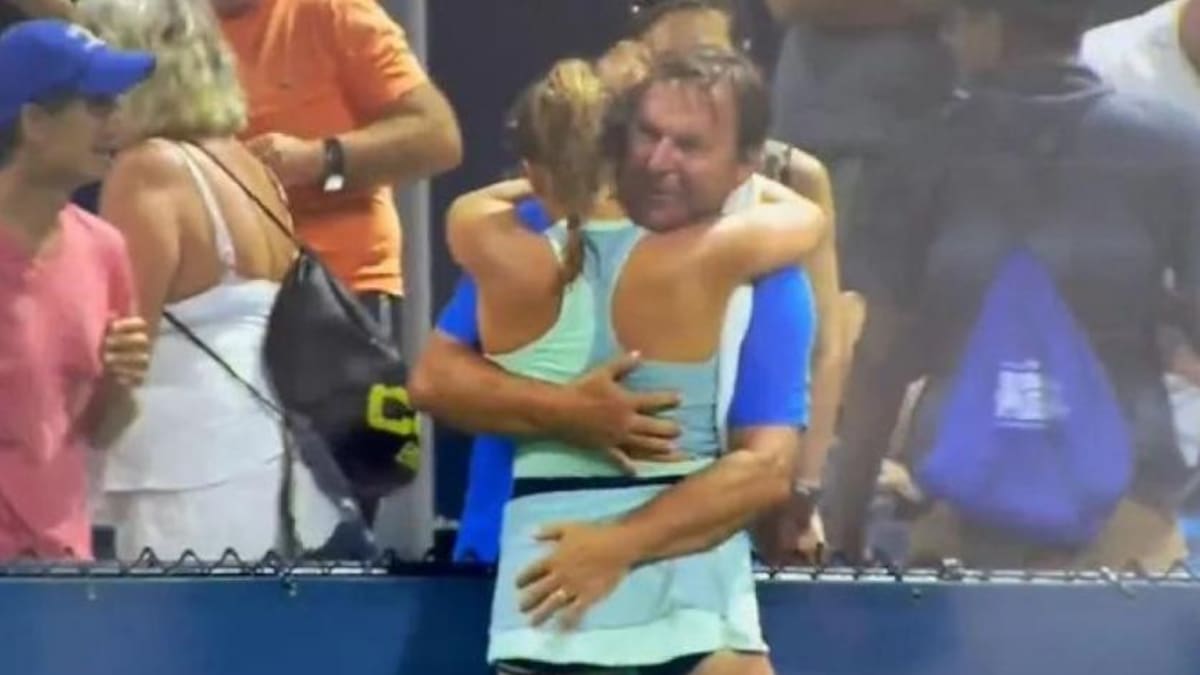 El saludo entre la joven tenista con su padre y su entrenador causó una gran indignación. Foto: captura video