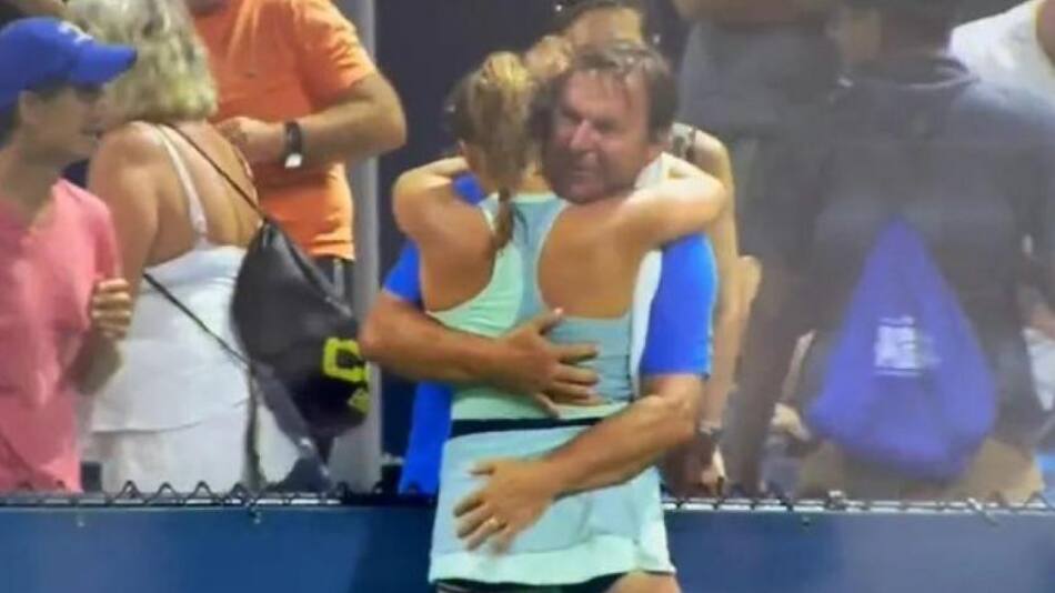 El saludo entre la joven tenista con su padre y su entrenador causó una gran indignación. Foto: captura video