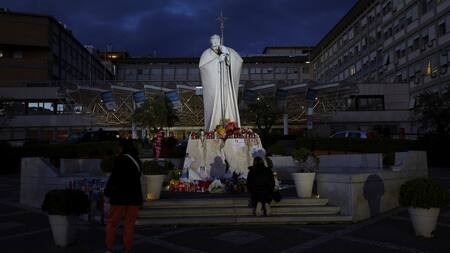 El papa Francisco ya lleva más de un mes internado. Foto: Reuters/Matteo Minnella.