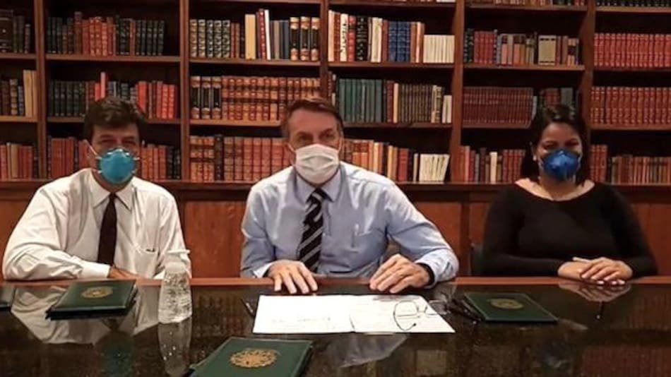 Jair Bolsonaro con barbijo por coronavirus en Brasil