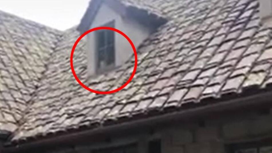 Envió a su hija vídeo de casa abandonada sin advertir la espeluznante aparición en una ventana
