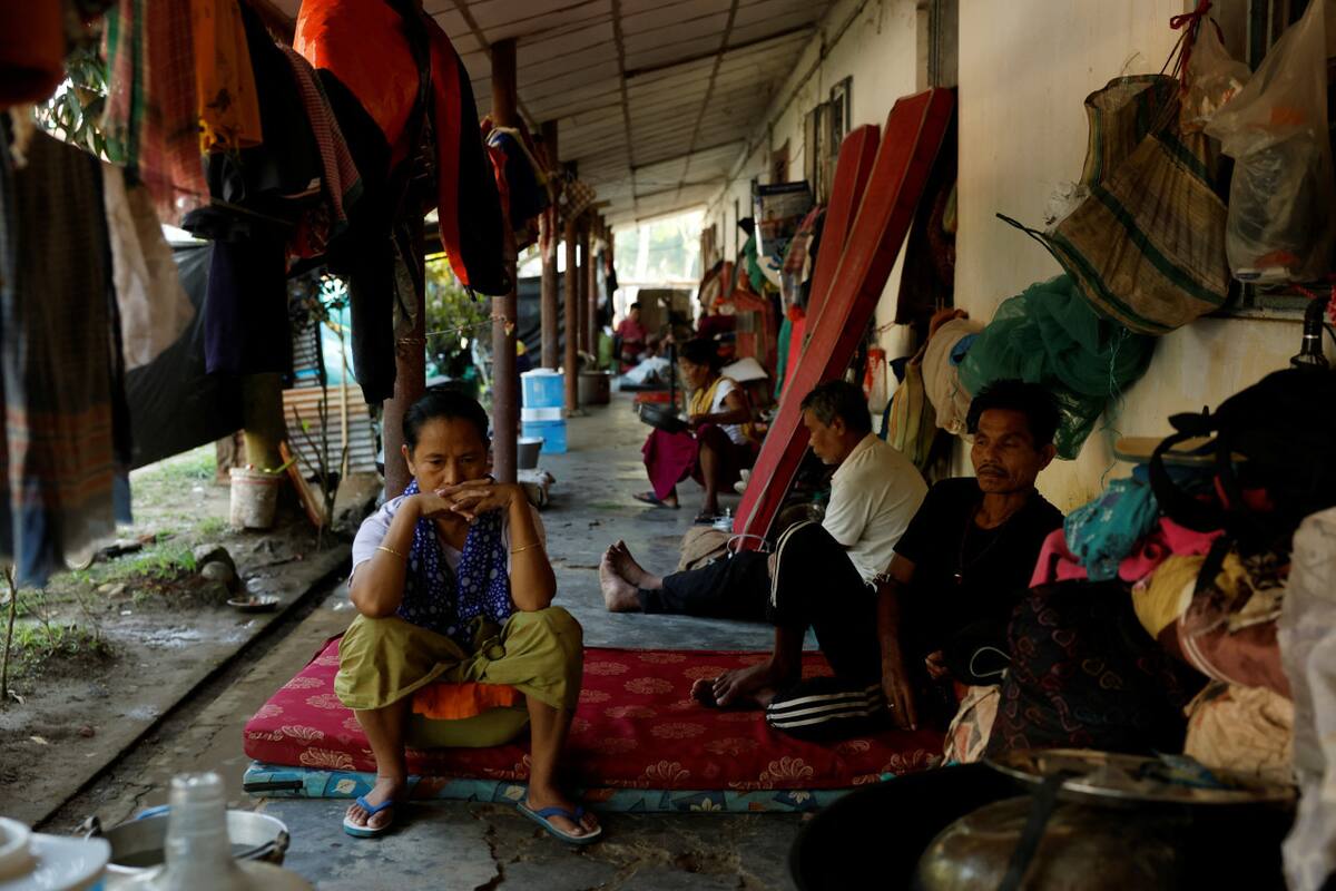 La gente se sienta dentro de un campamento de socorro para desplazados meiteis. Foto: Francis Mascarenhas/Reuters