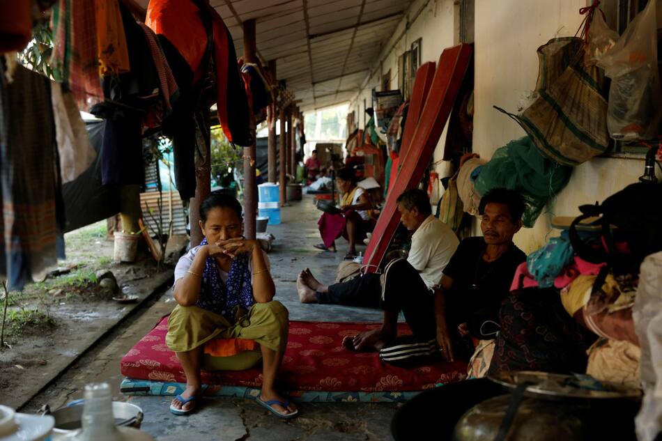 La gente se sienta dentro de un campamento de socorro para desplazados meiteis. Foto: Francis Mascarenhas/Reuters