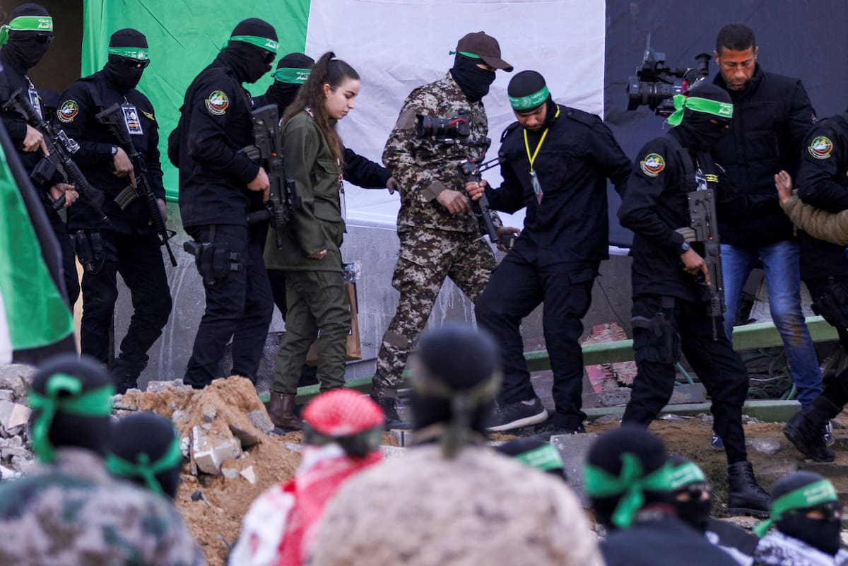 La soldado israelí Agam Berger fue liberada por militantes palestinos de Hamás, en el marco de un alto el fuego y un acuerdo de intercambio de rehenes. Foto: REUTERS/Mahmoud Issa.