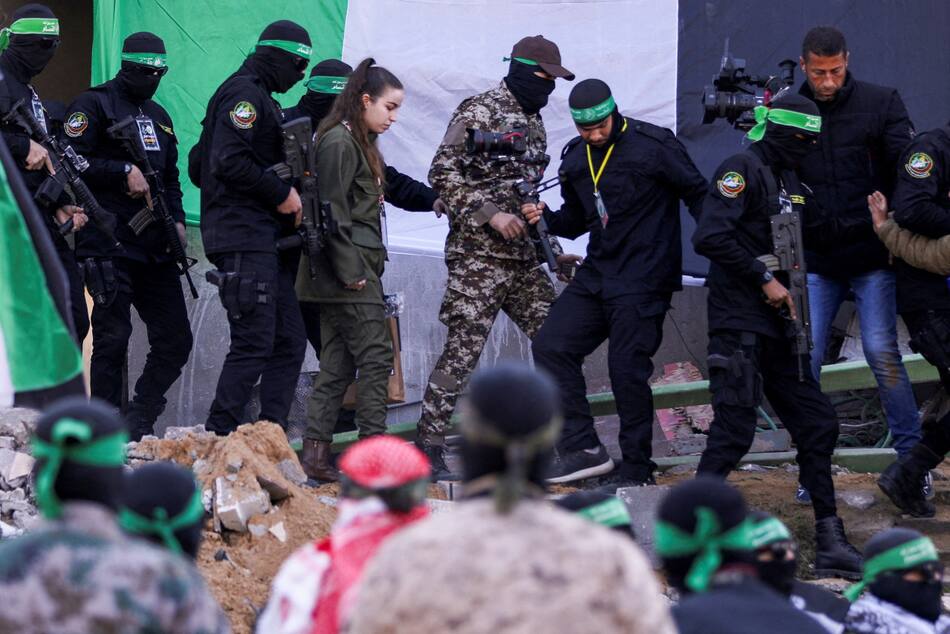 La soldado israelí Agam Berger fue liberada por militantes palestinos de Hamás, en el marco de un alto el fuego y un acuerdo de intercambio de rehenes. Foto: REUTERS/Mahmoud Issa.