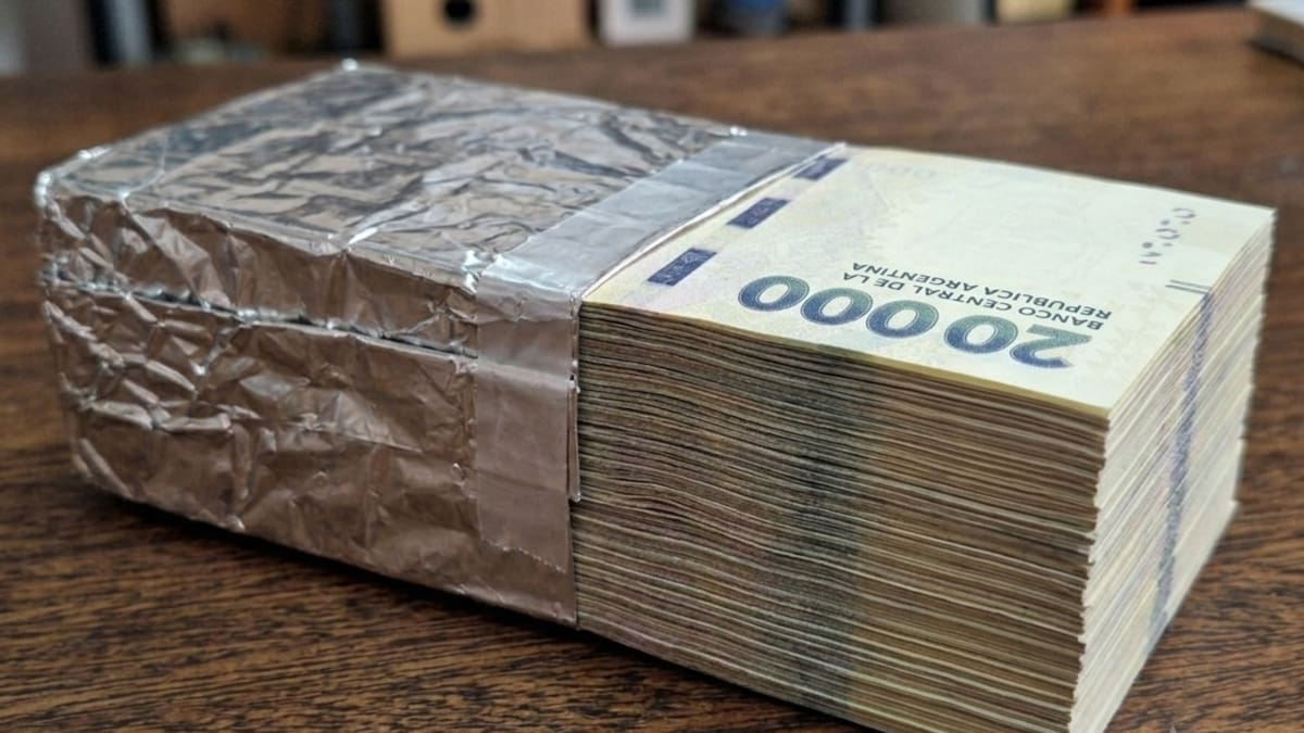 Para qué sirve envolver dinero en efectivo en papel aluminio.