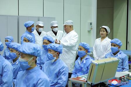 Kim Jong-Un, presidente de Corea del Norte, inspeccionando satélites militares con su hija. Foto: Reuters.